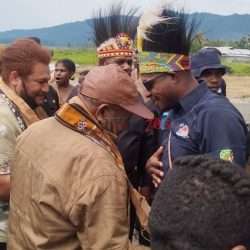 Ketua Umum DAP disambut dengan Ritual Adat Suku Mayrasi