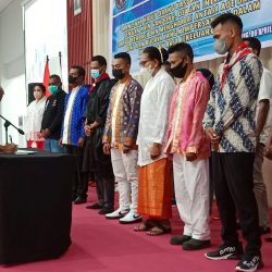 Gubernur PB Lantik Ikatan Keluarga Besar 7 Gandong Silatupatih Sorong Raya