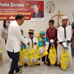Robert Kardinal Bagi 3000 Sembako Bagi Anak Yatim, Janda dan Duafa