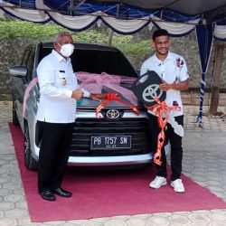 Prestasi Ricky Kambuaya, Gubernur PB Berikan Hadiah 1 Unit Mobil Toyota Avanza