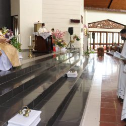 Uskup Manokwari-Sorong memimpinnya jalan misa syukur, sekaligus pentahbisan dua orang diakon