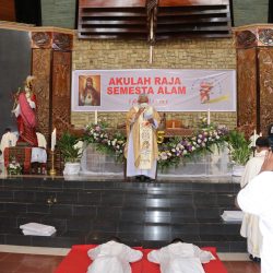 Uskup Manokwari-Sorong memimpinnya jalan misa syukur, sekaligus pentahbisan dua orang diakon