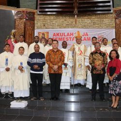 Pose bersama seusai misa perayaan syukur