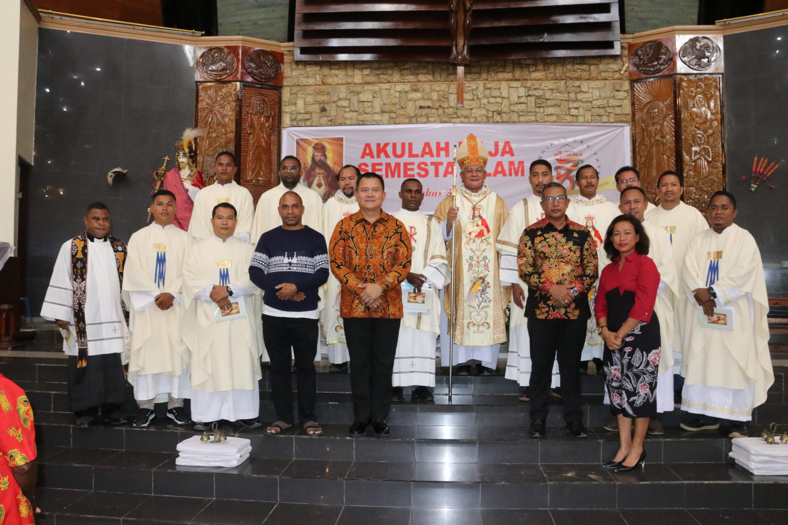 Pose bersama seusai misa perayaan syukur