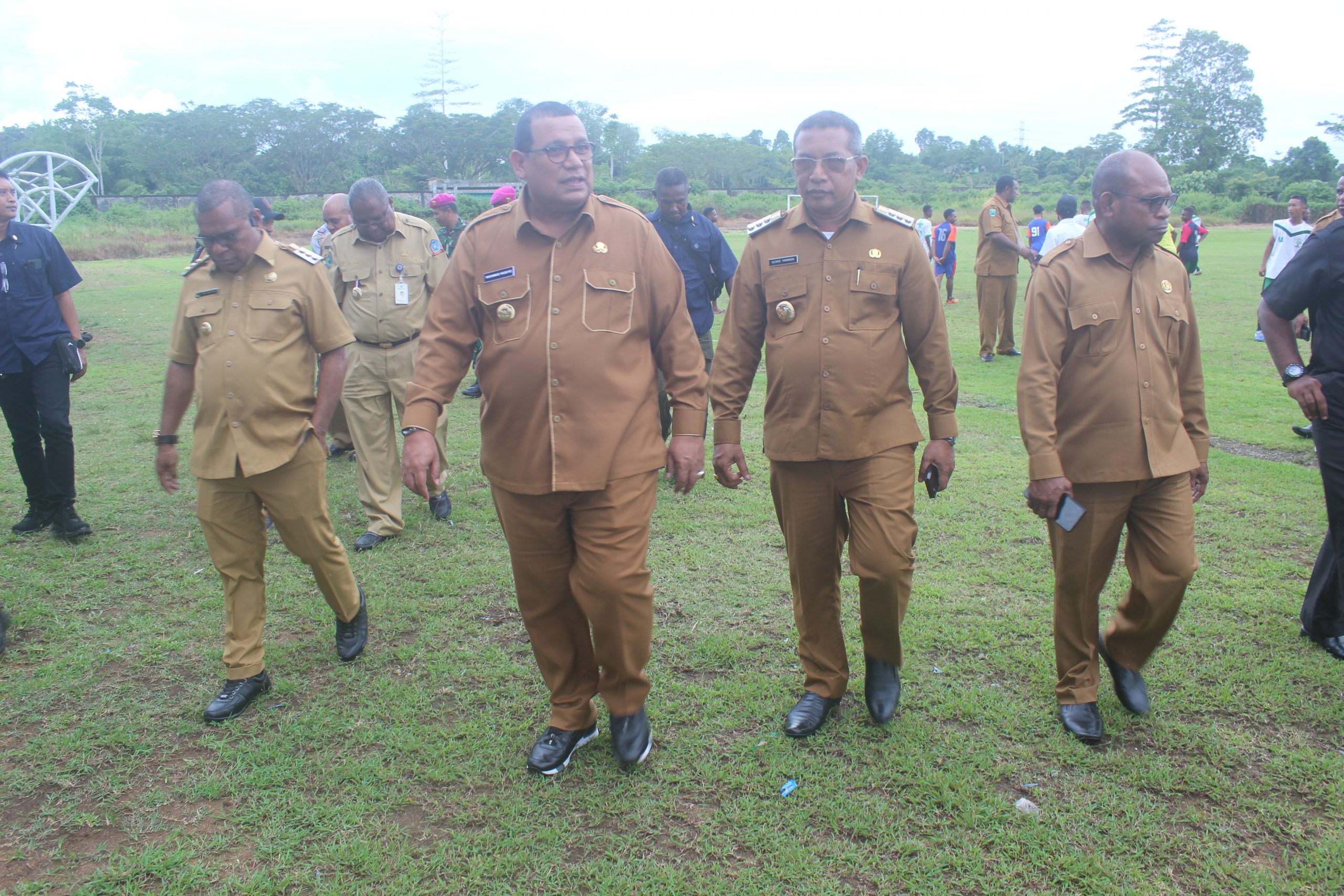Pj. Wali Kota Sorong (tengah) saat berjalan bersama Pj. GHubernur Papua Barat Daya di tengah stadion Wombik, Kota Sorong, Papua Barat Daya, Selasa (4/4/2023).