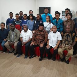 Ketua Umum KONI PBD dan jajaran pengurus foto bersama dengan para atlit disela-sela sela acara berbuka puasa bersama