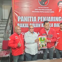 Lambert Jitmau Serahkan Berkas Pendaftaran Calon Gubernur Papua Barat Daya Ke Partai Demokrasi Indonesia Perjuangan