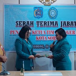 Jemima Elisabeth Lobat Serahkan Jabatan Ketua PKK Kota Sorong ke Voni Rompas Rondonuwu