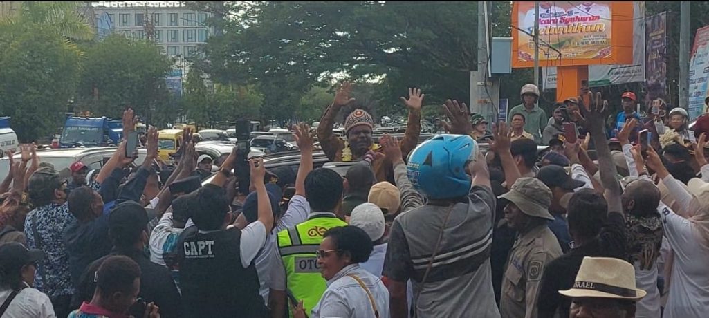 Ribuan Warga dan Pejabat Pemprov PBD Sambut Kedatangan Gubernur dan Wagub Definitif Pertama