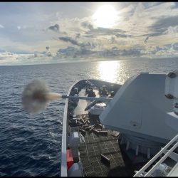 Tajamkan Naluri Tempur, KRI Kapak-625 Laksanakan Latihan Penembakan Meriam di Laut Maluku