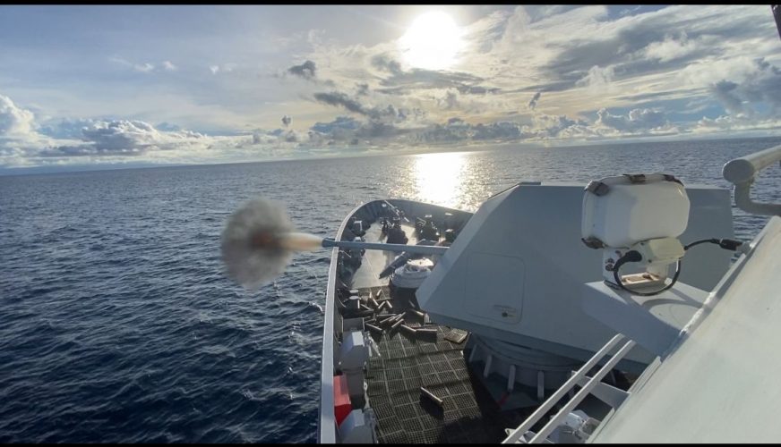 Tajamkan Naluri Tempur, KRI Kapak-625 Laksanakan Latihan Penembakan Meriam di Laut Maluku