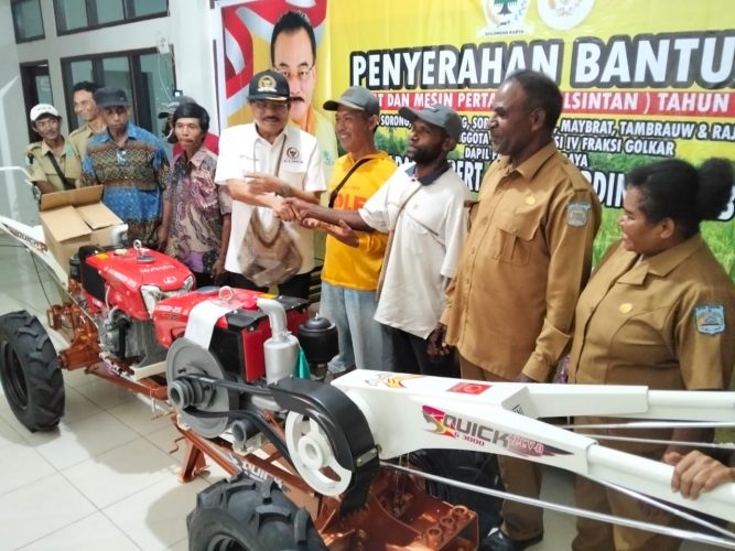 RJK Serahkan Aspirasi Bantuan Alsintan dan Kelompok Peternak Ayam Se- Papua Barat Daya