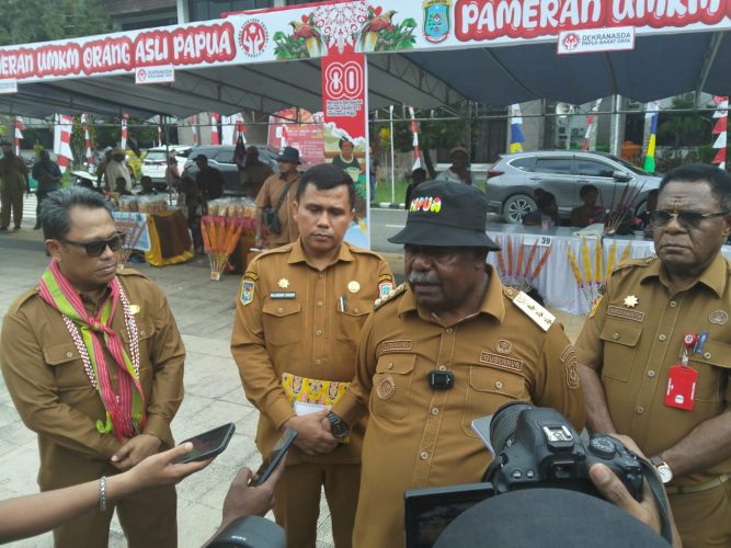Gubernur dan Pimpinan OPD Papua Barat Daya Borong Stand Pameran UMKM OAP