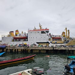 Satu Tahun Warga Doom Buang Sampah Ke Laut