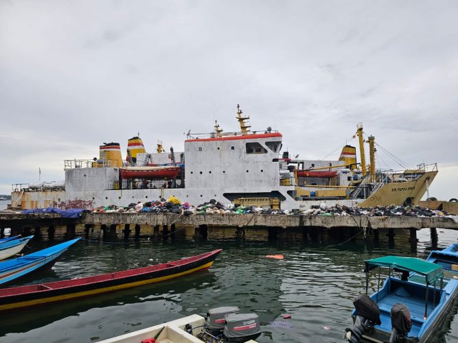 Satu Tahun Warga Doom Buang Sampah Ke Laut