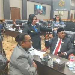 Tampak Wakil Ketua I DPRD PBD Berdiri Disela-sela Anggota DPRD