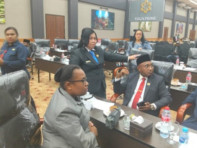 Tampak Wakil Ketua I DPRD PBD Berdiri Disela-sela Anggota DPRD