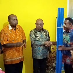 Wali Kota Sorong Serahkan Bantuan Stimulan Rumah Swadaya 2025