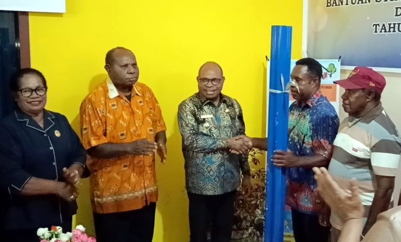 Wali Kota Sorong Serahkan Bantuan Stimulan Rumah Swadaya 2025