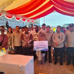 Komisi IV DPR RI, KKP RI dan PT. RNVID Food Serahkan Bantuan Pada Nelayan Di Kota Sorong