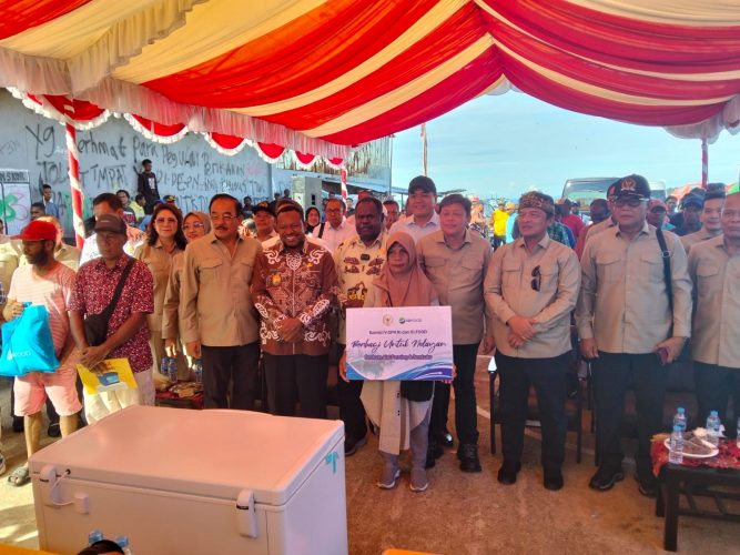 Komisi IV DPR RI, KKP RI dan PT. RNVID Food Serahkan Bantuan Pada Nelayan Di Kota Sorong