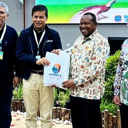 Cenderamata diberikan kepada Wakil Gubernur Papua Barat Daya. (Foto: mpginews.id)