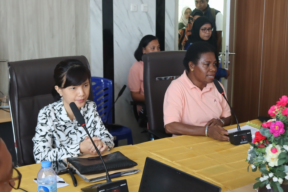 Kepala Bidang Pencegahan dan Pengendalian Penyakit (P2P) Dinas Kesehatan Kota Sorong, Jenny Isir, saat memberi penjelasan.