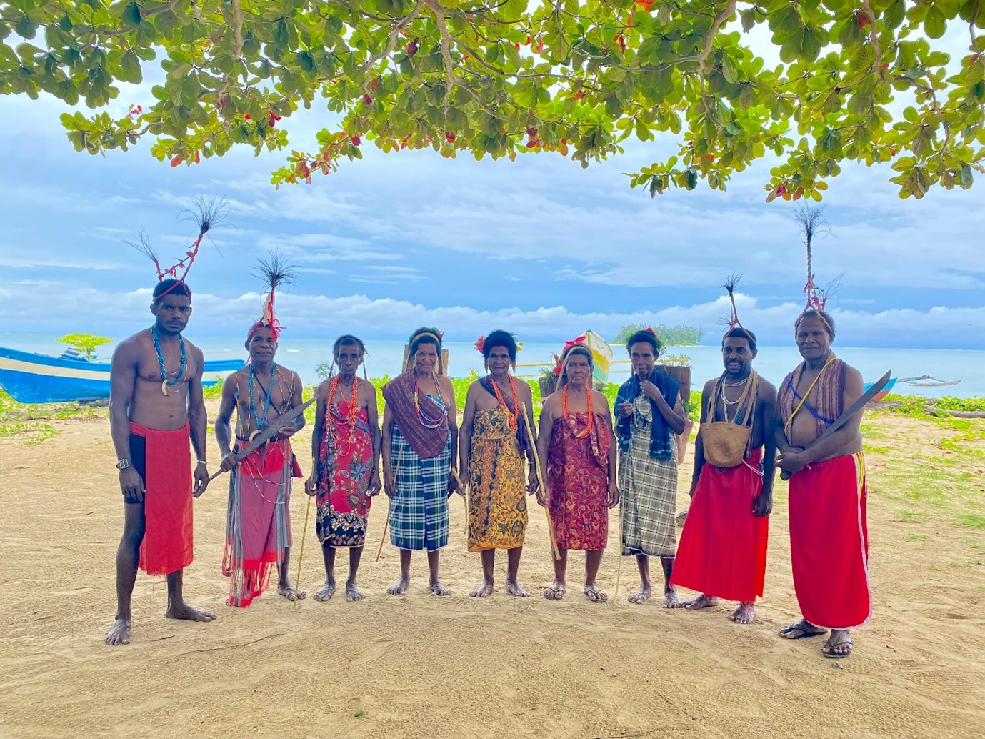 Pada tanggal 16 Oktober 2025 Masyarakat Hukum Adat (MHA) Malaumkarta Raya mengambil langkah penting dalam menjaga kelestarian sumber daya laut dan pesisir dengan mengesahkan Peraturan Adat tentang Pengelolaan Sumber Daya Laut dan Pesisir. (Foto: Della Yulia Paramita/YKAN)