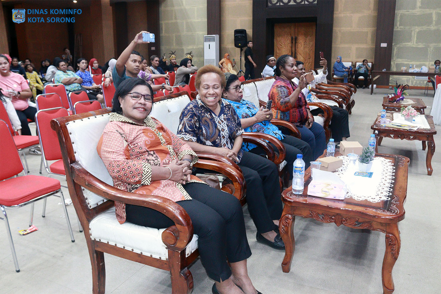 Plt. Kepala Dinas Kesehatan Kota Sorong, Jemima Elisabeth Lobat, S.K.M., MAP bersama Direktur RSUD Sele be Solu