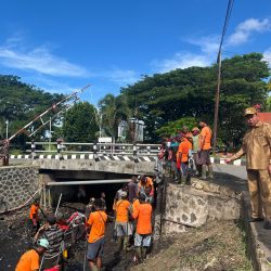 Wakil Wali Kota Sorong Pantau Pembersihan Drainase untuk Cegah Banjir Jelang Musim Hujan