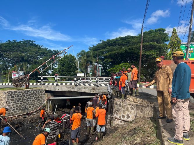 Wakil Wali Kota Sorong Pantau Pembersihan Drainase untuk Cegah Banjir Jelang Musim Hujan