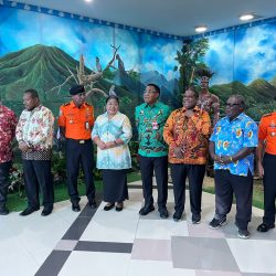 Wamendagri Ribka Haluk dan Kabasarnas RI Disambut Resmi di Bandara DEO Sorong