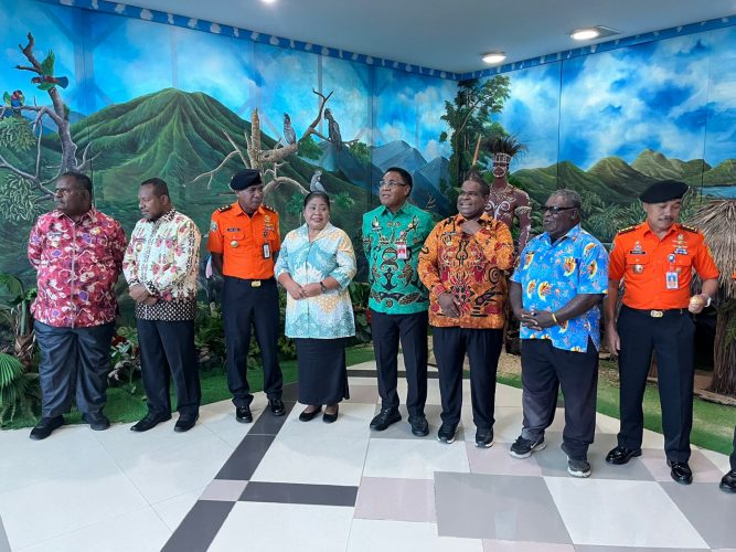 Wamendagri Ribka Haluk dan Kabasarnas RI Disambut Resmi di Bandara DEO Sorong