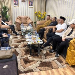 BERITA FOTO: Wawali Kota Sorong Sambut Kedatangan Komite III DPD RI di Bandara DEO