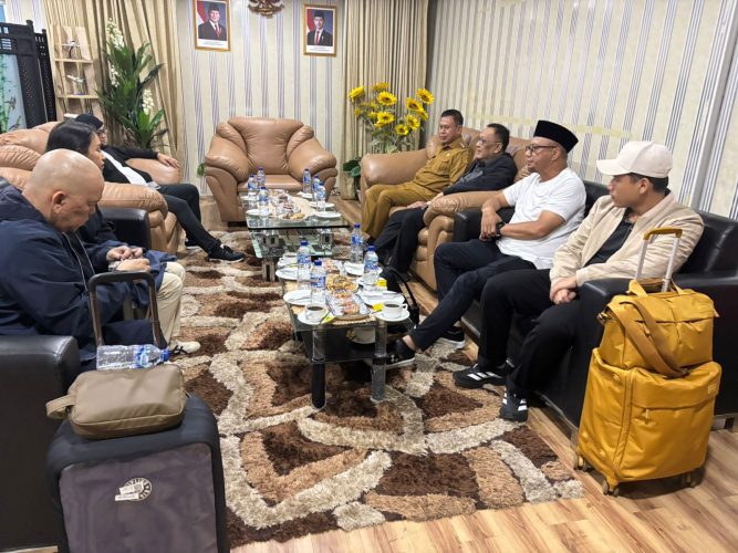 BERITA FOTO: Wawali Kota Sorong Sambut Kedatangan Komite III DPD RI di Bandara DEO