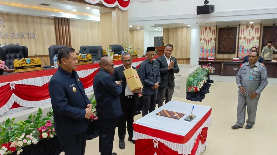 Wali Kota Sorong serahkan Raperda APBD 2026 untuk dibahas dalam rapat paripurna DPRD
