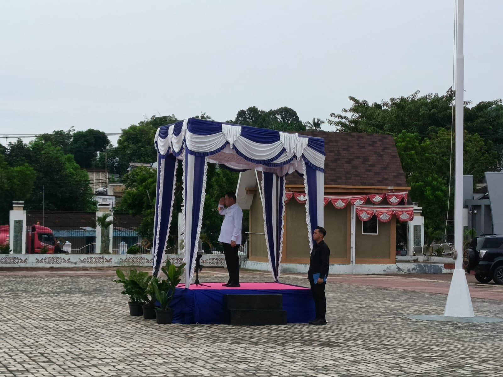 Wakil Wali Kota Sorong, Anshar Karim saat memimpin jalannya apel peringaran HKN ke 61 tahun