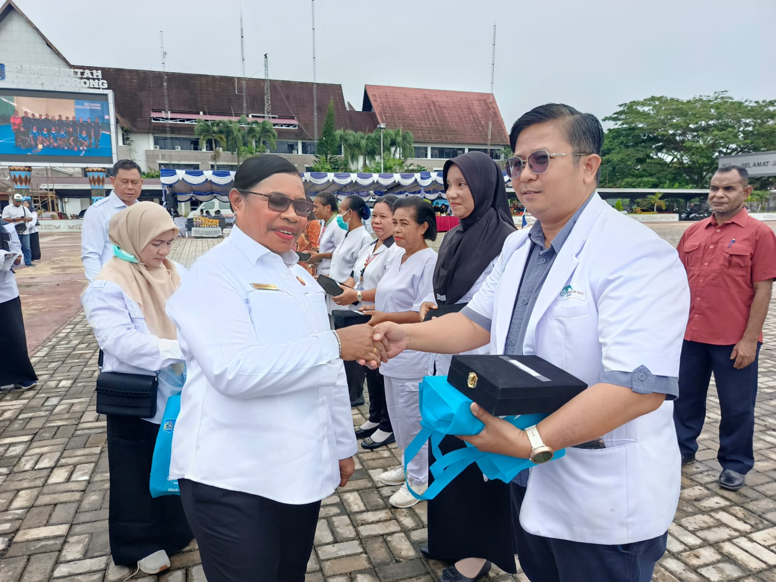 Plt. Kepala Dinas Kesehatan Kota Sorong, Jemima Elisabet Lobat saat menyerahkan cenderamata kepada salah satu dokter