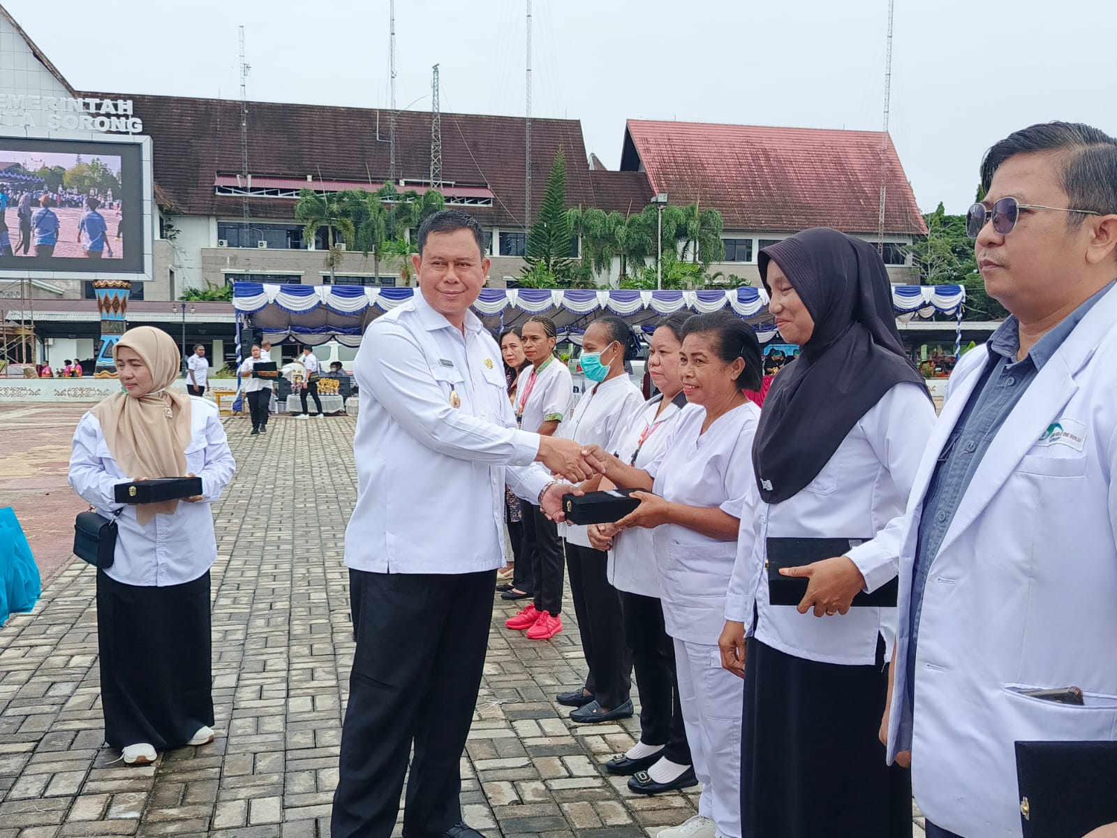 Wakil Wali Kota Sorong saat menyerahkan cenderamata kepada salah satu dokter