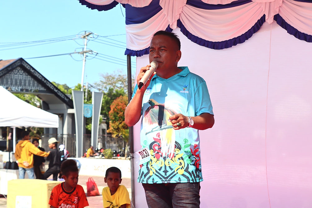 Plt Kepala Dinas kominfo Kota Sorong, James Burung, S.Sos., M.M saat menyampaikan nomor door prize