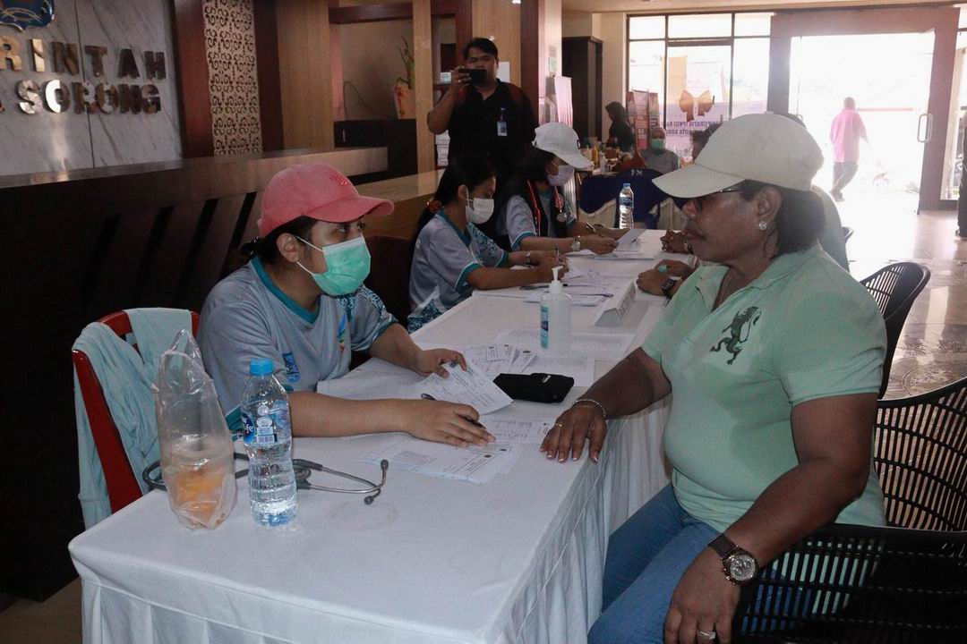 Plt. Kepala Dinas Kesehatan kota Sorong saat melakukan pemeriksanaan kesehatan.