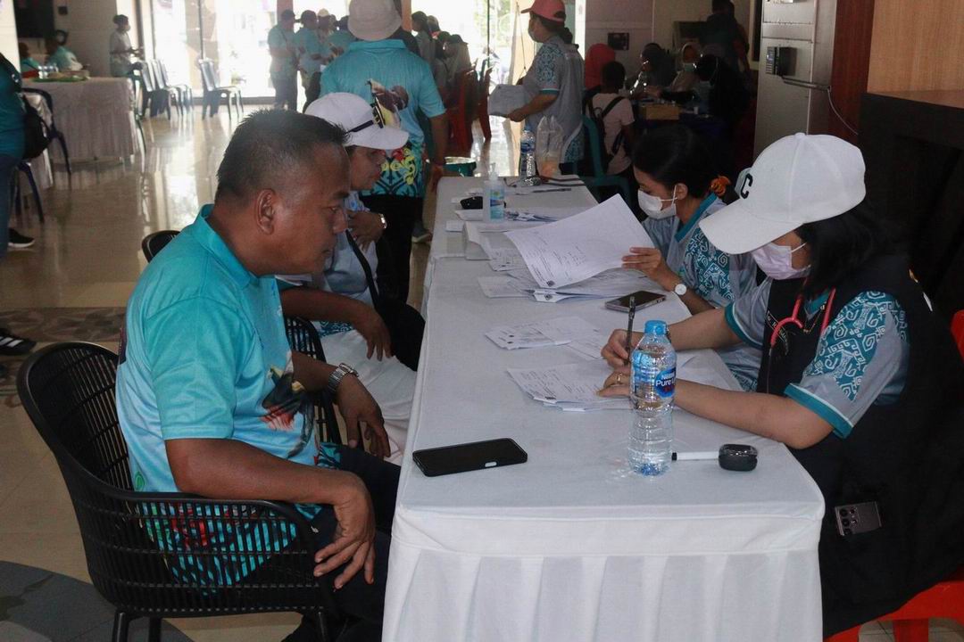 Pltr. Kepala Dinas kominfo kota Sorong saat melakukan pemeriksanaan kesehatan.