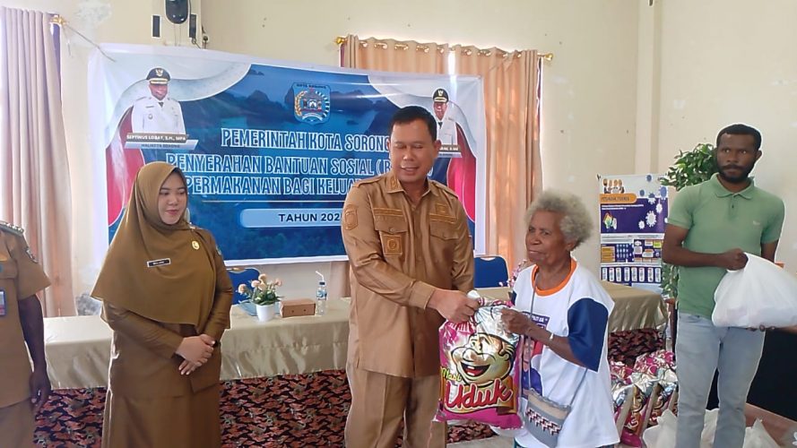 Pemkot Sorong Salurkan Bansos Permakanan bagi Ribuan Keluarga Miskin