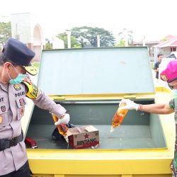 Ribuan Botol Miras Dimusnahkan Polda PBD