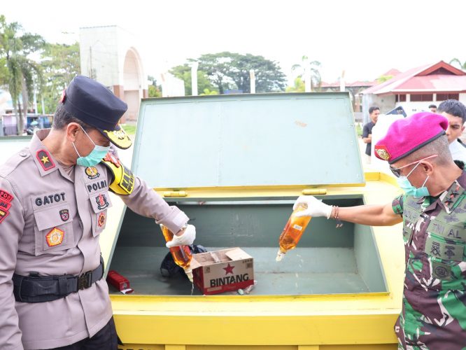Ribuan Botol Miras Dimusnahkan Polda PBD