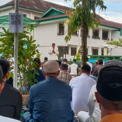 Sebagian Umat Muslim dan Warga Muhamadiyah Sholat Idul Fitri di Halaman Kampus Unamin