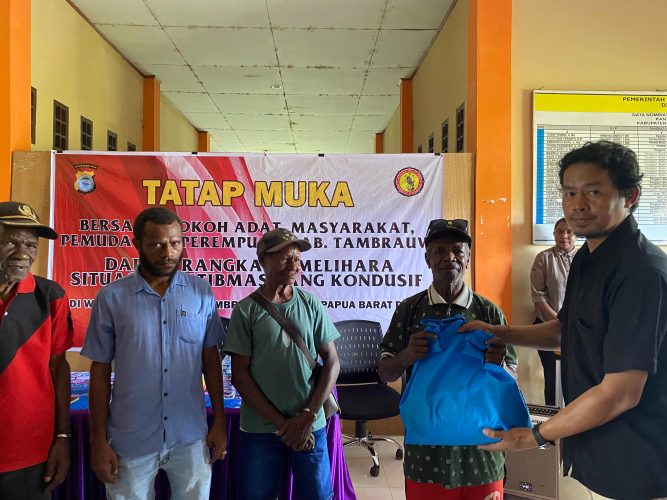 Deklarasi Polda PBD Bersama Tokoh Adat, Masyarakat, Pemuda, Dan Perempuan Kabupaten Tambrauw Guna Memelihara Situasi Kamtibmas Kondusif