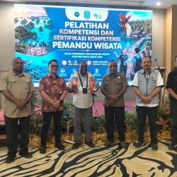 Dapat Pelatihan dan Sertifikasi Kompeten 40 OAP Diberikan Alat Pendukung Tour Guide