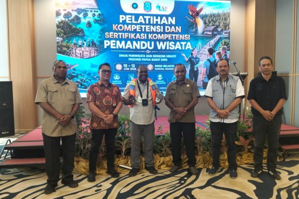 Dapat Pelatihan dan Sertifikasi Kompeten 40 OAP Diberikan Alat Pendukung Tour Guide Dapat Pelatihan dan Sertifikasi Kompeten 40 OAP Diberikan Alat Pendukung Tour Guide