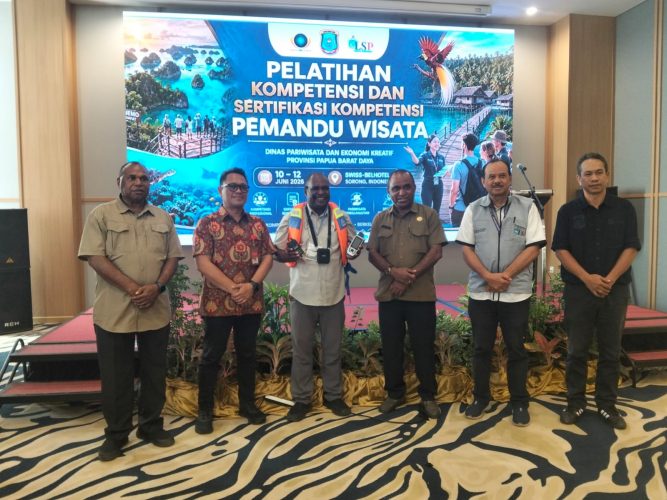 Dapat Pelatihan dan Sertifikasi Kompeten 40 OAP Diberikan Alat Pendukung Tour Guide